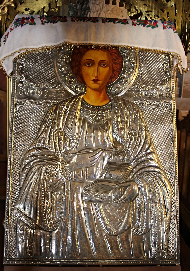 female likeness, gold colored, craft, creativity, silver, 4K, faith, house of worship, gold, building, sculpture, symbol, face, interior, sprituell, art