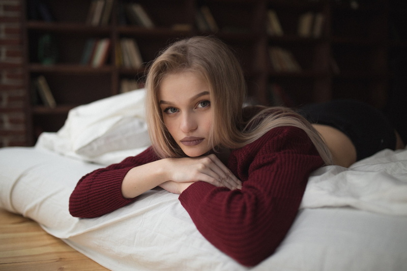 contemplation, bed, furniture, young adult, lying down, portrait, one person, blond hair, women, hairstyle, beautiful woman, beauty, bedroom, long hair