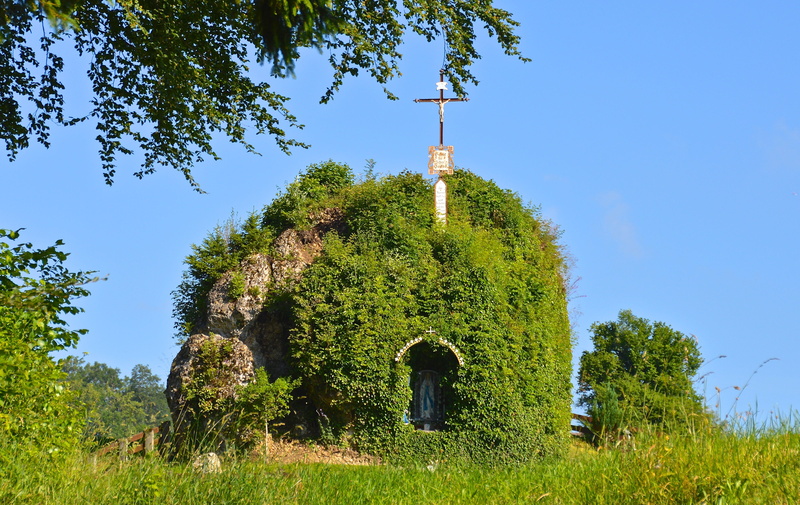 grave, tomb, top, leaves, crucifix, plant, tower, nature, overgrown, clear sky, 4K, memorial, landmark, dome, covered, religion, sunlight, green color