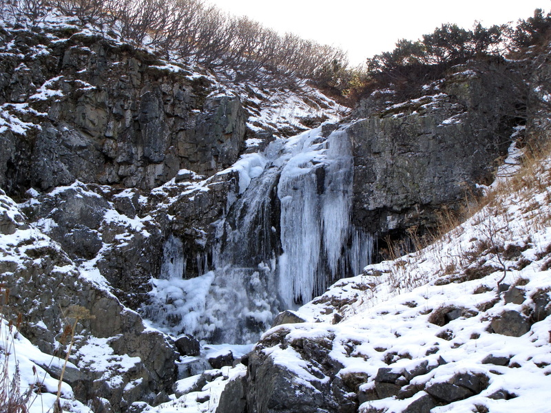 tourism, scenics - nature, flowing, spillway, nature, power in nature, flowing water, highlands, solid, mountains, rock, mountain stream, snow, kamchatka