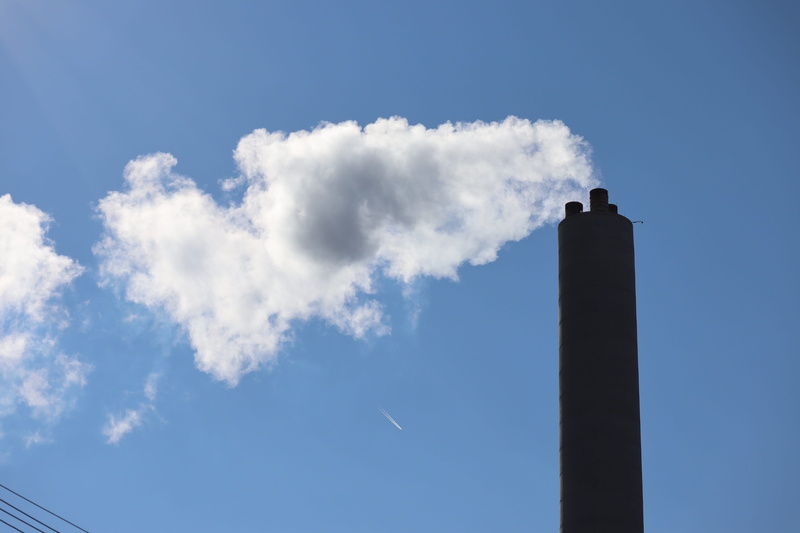 power plant, outdoors, factory, blue, air pollution, smoke, architecture, environmental issues, 5K, built structure, day, tower, industry, sky, smoke - physical structure