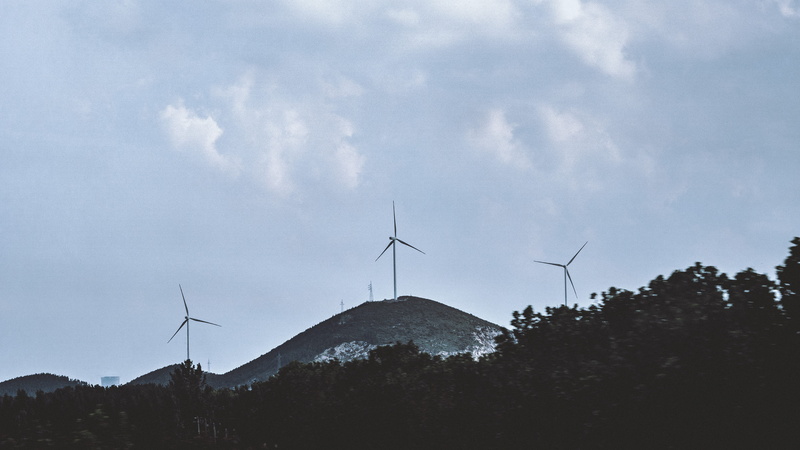 molino de viento, wind farm, outdoors, near, summit, energía renovable, alternative energy, tree, power supply, parque eólico, day, beauty in nature, fuel and power generation