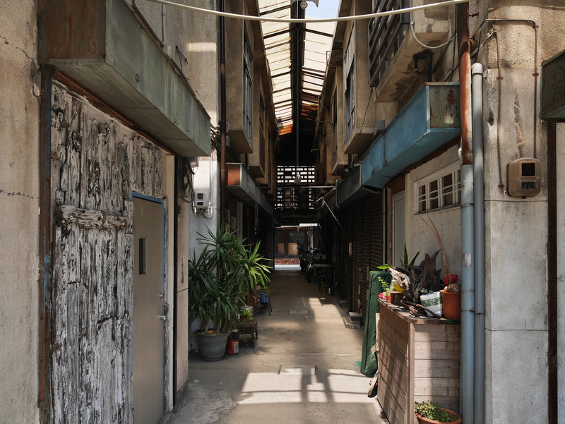 narrow, the way forward, electric lamp, direction, Japan, Building, potted plant, residential district, diminishing perspective, alley, City, long, empty