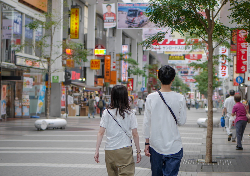 incidental people, women, japan, building exterior, the city, city, three quarter length, street, architecture, kumamoto, two people, people, couple - relationship
