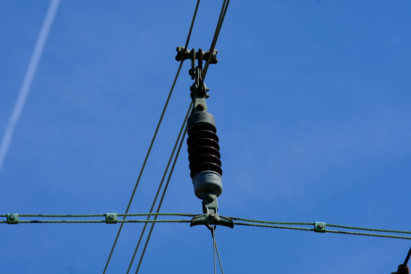 cable, low angle view, elektrik, copy space, electrical equipment, voltage, nature, lighting equipment, reinforce, risk, power line, energy, high voltage
