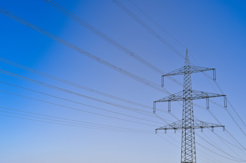 outdoors, line, built structure, connection, electrical component, tall - high, power supply, energy, current conducting, current, voltage, upper lines