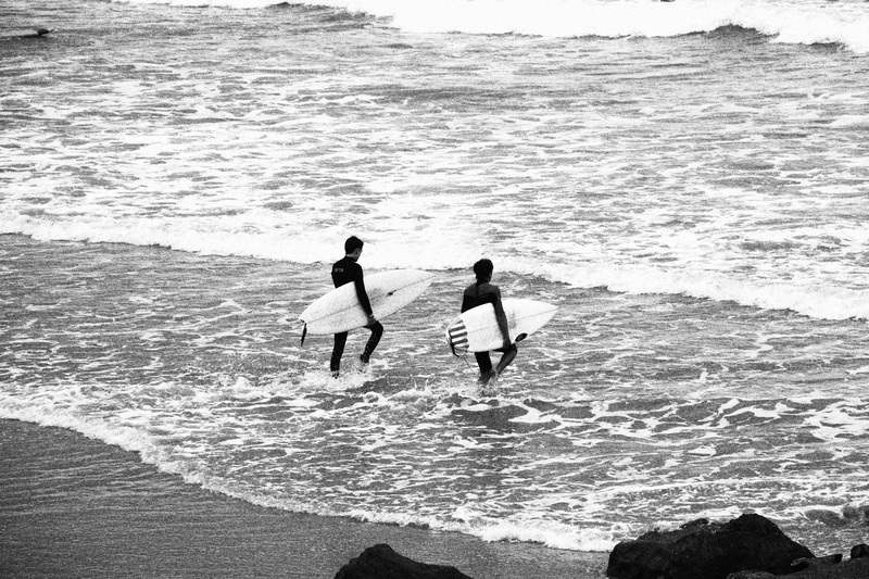 lifestyles, leisure activity, women, wave, real people, land, motion, water, sea, men, people, aquatic sport, day, surfing, togetherness, sport, two people