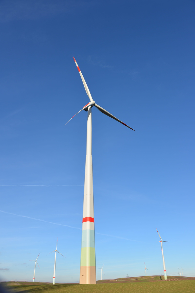 low angle view, clear sky, winkrafftanlage, propeller, forward, current, wind, renewable energy, no people, meadow, rural scene, outdoors, environmental conservation