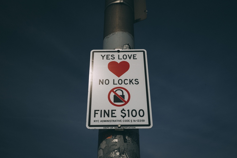 information sign, fun, guidance, symbol, bird, road sign, fine, outdoors, seagull, day, oilfield, stopsign, communication, locks, pole, nature, word, sign