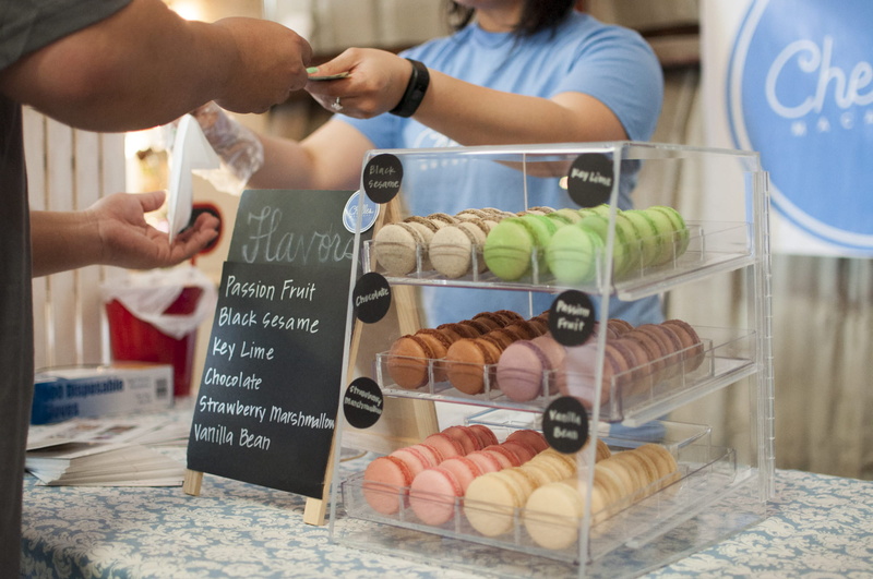 indoors, baked, hands, man, paying, customer, purchase, black, consumerism, 1080P, sweets, key, two people, choice, small business, glass, adult, lime