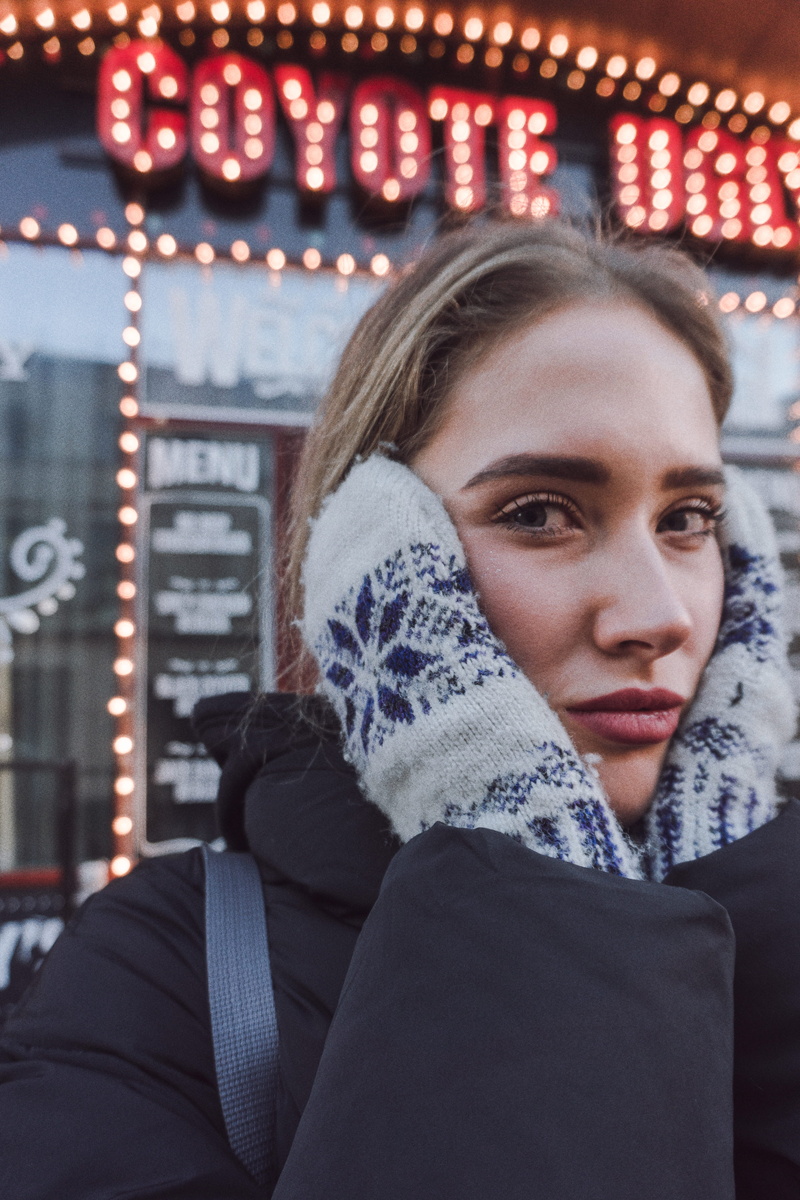 beside, leisure activity, one person, warm clothing, clothing, suit, coat, front view, sweatshirt, coyote, 5K, looking at camera, young women, shop, sweater
