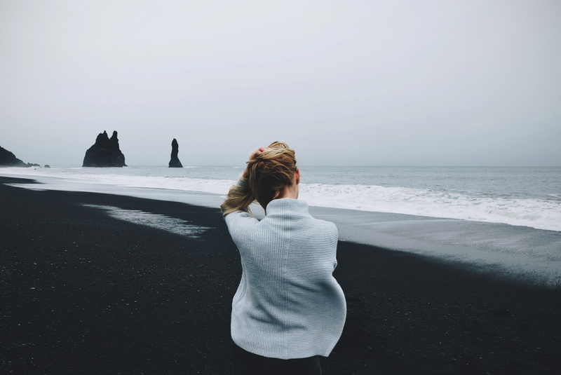 2K, sea, sky, land, standing, warm clothing, landscape, sitting, coast, lifestyles, light, looking at view, back view, traveler, leisure activity, rear view