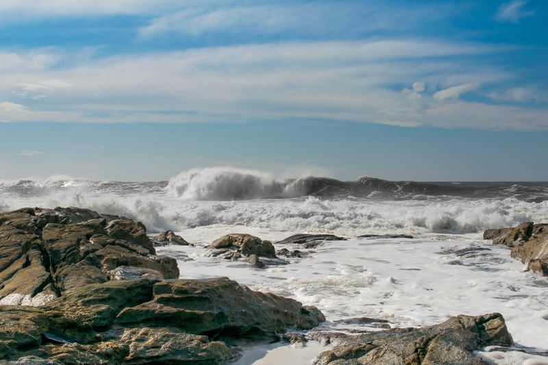 water, power in nature, sea, flowing water, 5K, rock, beauty in nature, motion, cloud - sky, waves, breaking, non-urban scene, shore, rock formation, outdoors