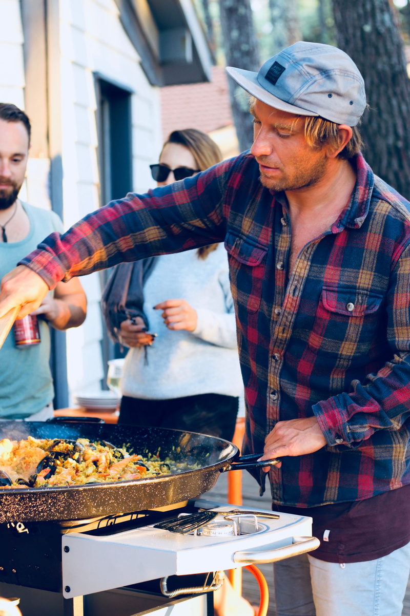 lifestyles, culinary, bbq, holding, person, food, food and drink, shiort, females, eating, young men, adult, 4K, france, people, man, hat, clothing, hossegor