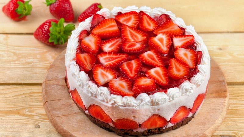sweet, snack, baked pastry item, mascarpone, indulgence, cheesecake, whipped cream, berry fruit, wood - material, ready-to-eat, tart - dessert, cream, baked