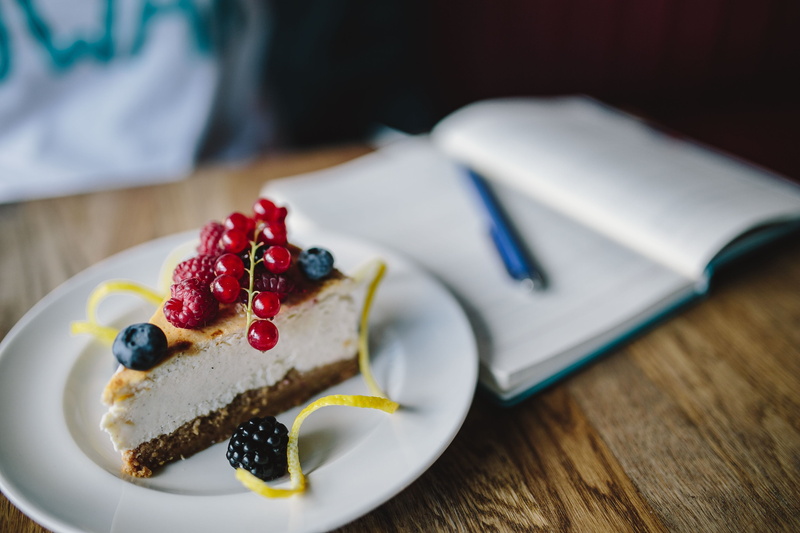 table, Currants, freshness, food and drink, eating utensil, 4K, indoors, Berry, healthy eating, cake, refreshment, baked, indulgence, slice, cheese, blackberry
