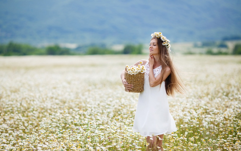 young women, flower, women outdoors, one person, 1080P, plant, land, field, smiling, Chamomile, model, women, blonde, minidress, long hair, standing, flowers