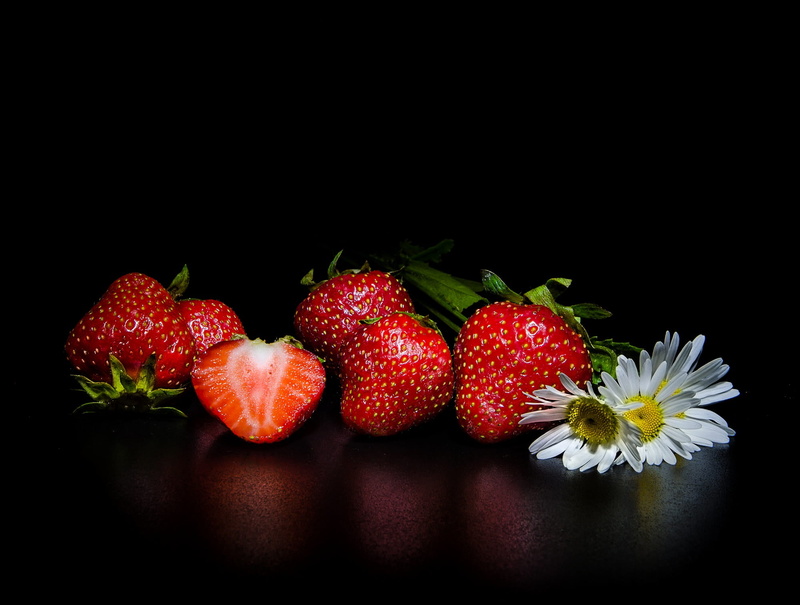 strawberry, flowers, black background, berries, 1080P, chamomile
