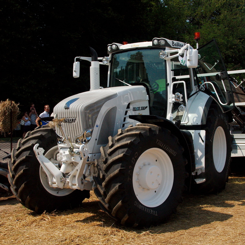 day, motor vehicle, people, transportation, stationary, mode of transportation, agricultural machinery, 1080P, real people, tire, tractors, tractor, land vehicle