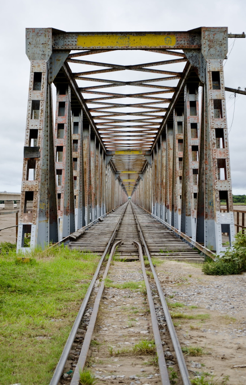 connection, diminishing perspective, railway, 1080P, sky, threshing, long, step level, rail, no people, train, bridge, vanishing point, transportation
