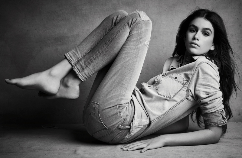 women, casual clothing, looking at camera, 8K, adult, sitting, fashion, young women, portrait, young adult, beautiful woman, gerber, jeans, full length