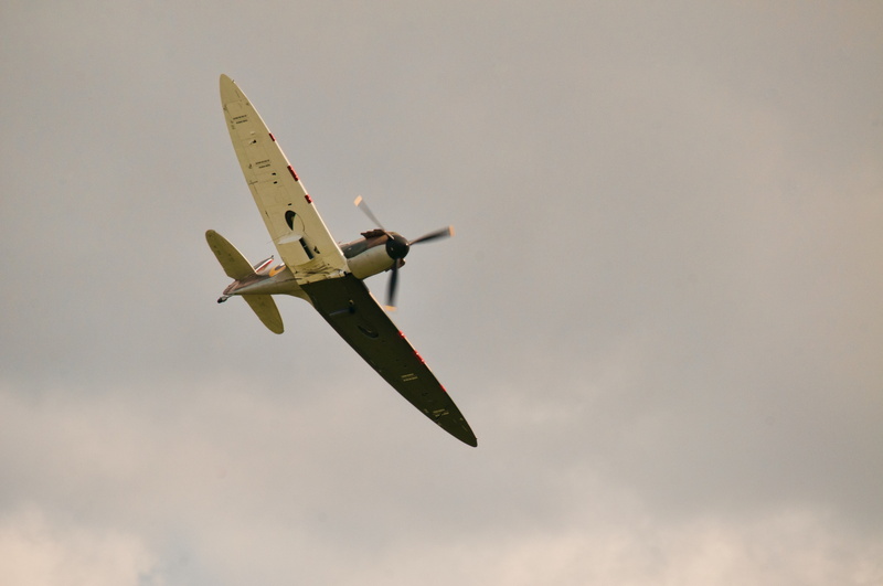 cloud - sky, sports activity, side view, history, outdoors, airplane, air vehicle, aerobatics, ww2, motion, no people, 4K, single object, air force, mid-air