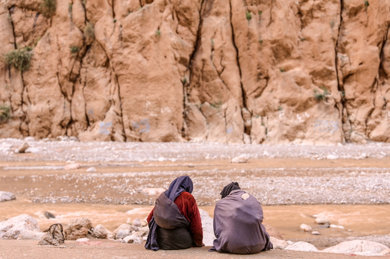 emotion, person, tinghir, leisure activity, landscape, men, clothing, valley, two, togetherness, environment, relaxation, outdoors, mountain, desert, gorge