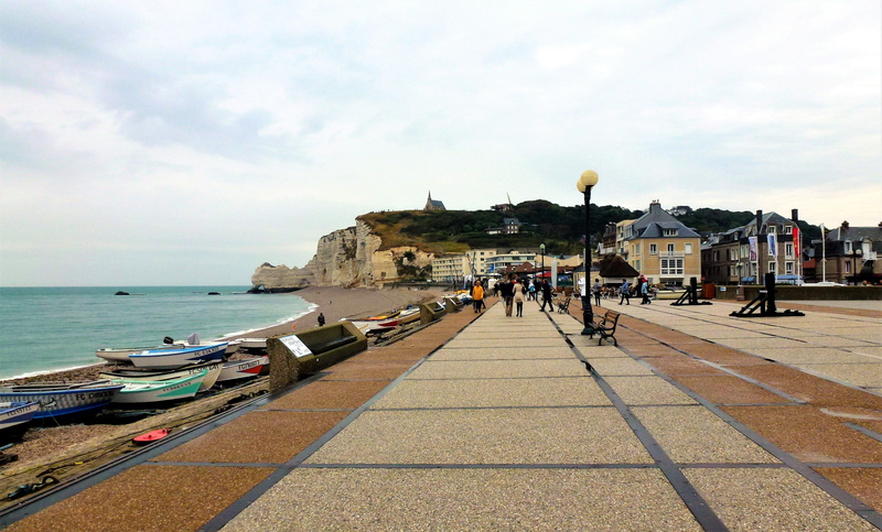 building exterior, ocean, city, normandy, outdoors, architecture, nature, group of people, real people, beach pebble, travel destinations, sea, etretat