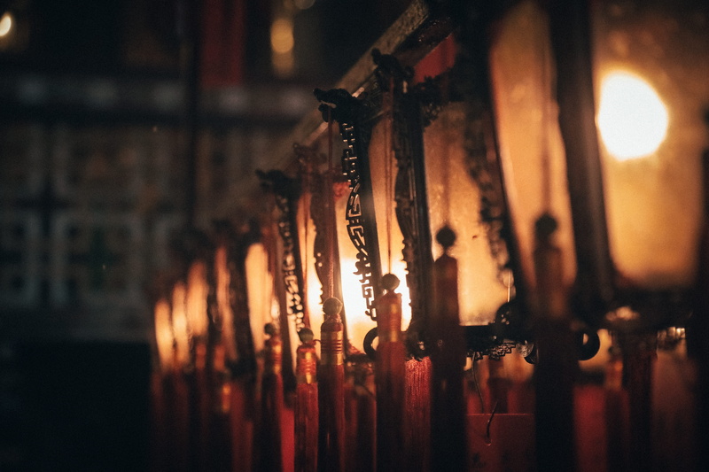 5K, religious equipment, lamp, candle, hanging, dark, place of worship, indoors, architecture, photos, canon, focus on foreground, close-up, illuminated