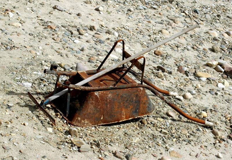 obsolete, beach, abandoned, sea, broken, no people, run-down, deterioration, rusty, high angle view, weathered, metal, sunlight, Work, decline, day, old
