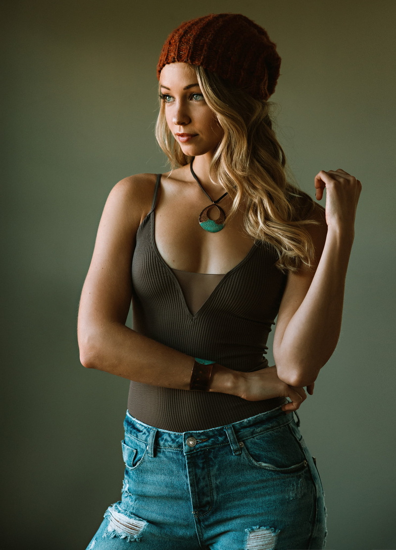 jeans, standing, modern, beautiful people, blonde, 1080P, cleavage, young adult, hairstyle, casual clothing, toque, adult, tank top, fashion, fashion model