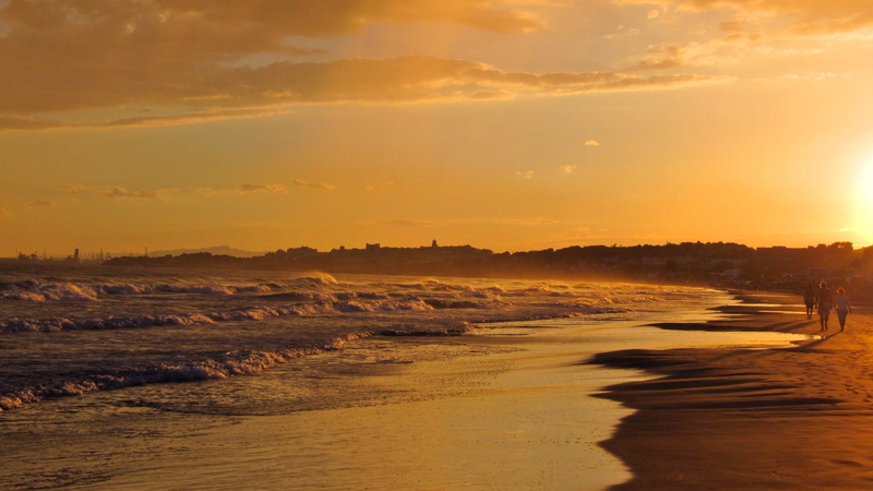 golden, 4K, hour, sea, walking, sunlight, land, seashore, people, cloud - sky, sun, nature, tranquil scene, sky, sand, abendstimmung, along, tarragona
