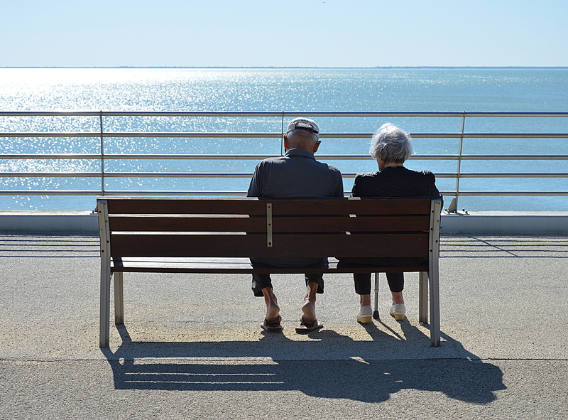 men, sitting, women, set, couple - relationship, couple, 5K, full length, sea, senior adult, sunlight, horizon over water, seat, mature men, rear view