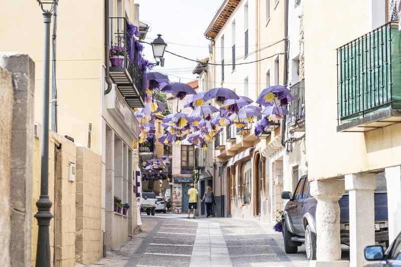 old town, 5K, outdoors, town, pavement, buildings, top, grey, cars, building, narrow, nature, umbrellas, street, windows, road, people, daylight, balcony