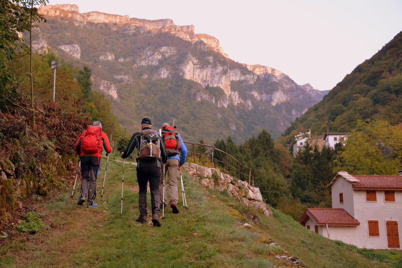men, architecture, e5, italy, rear view, backpack, adventure, people, lifestyles, activity, tree, nature, excursion, hiking, group of people, trail, mountain range