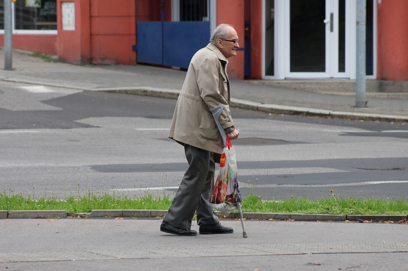 old man, 5K, walking cane, senior adult, transportation, crutches, street, walking, one person, architecture, senior, real people, city, clothing, men