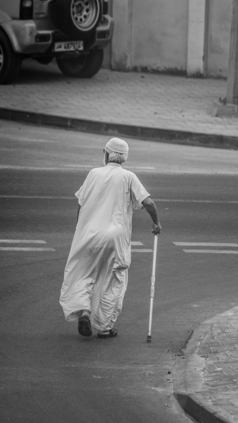 senior men, bnw, senior adult, day, full length, street, road, old, architecture, qatar, doha, footpath, walking, men, blackandwhite, roads, real people