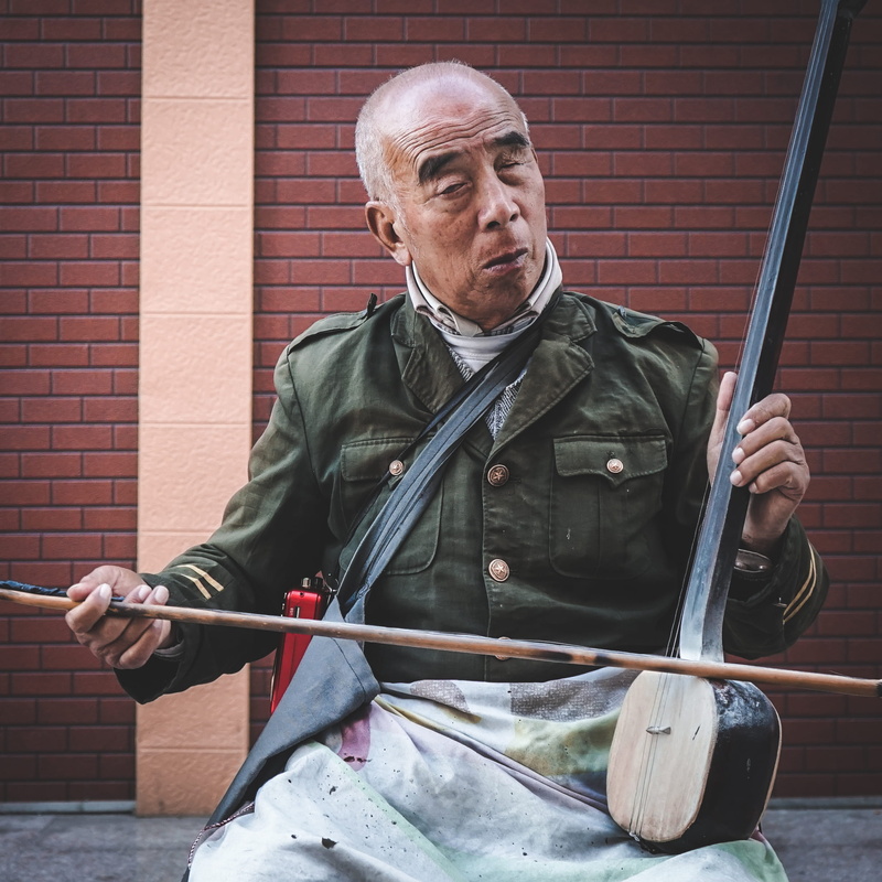 calvo, old man, ciego, front view, mature men, china, rustic, blind, senior adult, leisure activity, one person, standing, real people, architecture, lifestyles