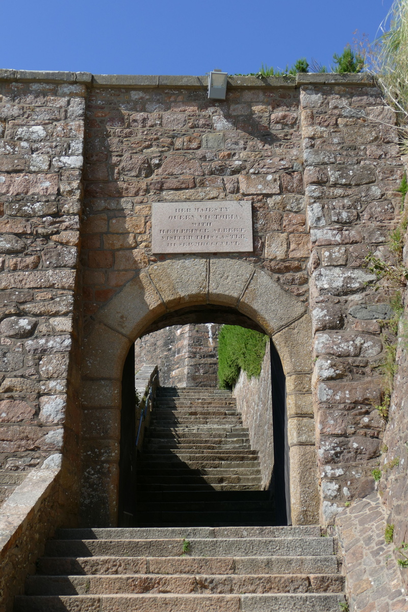 steps and staircases, places of interest, sunlight, stone wall, old, middle ages, brick, arch, substantiate, england, architecture, fortress, nature, jersey