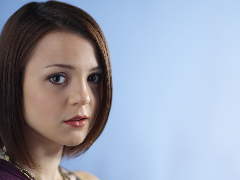 actress, simple background, 1080P, short hair, brunette, Kathryn Prescott, women, face