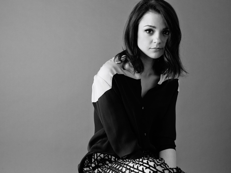 shoulder length hair, actress, women, brunette, simple background, Kathryn Prescott, 1080P