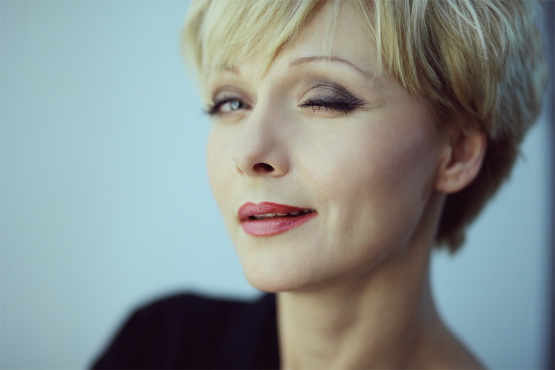 actress, makeup, 720P, portrait, smiling, blond hair, wink, women, Darya Poverennova, short hair, blonde, blue eyes, winking