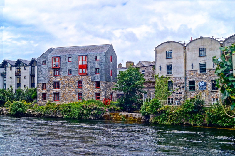 4K, waters, building, nature, architecture, residential district, cloud - sky, house, summer, no people, ireland, tree, built structure, flowing water