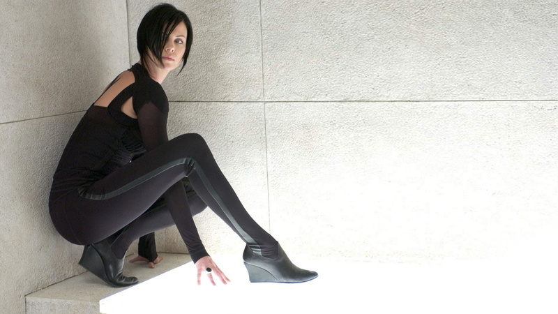 clothing, hair, sitting, 1080P, fashion, adult, lifestyles, looking at camera, one person, charlize theron aeon flux, portrait, indoors, beautiful woman
