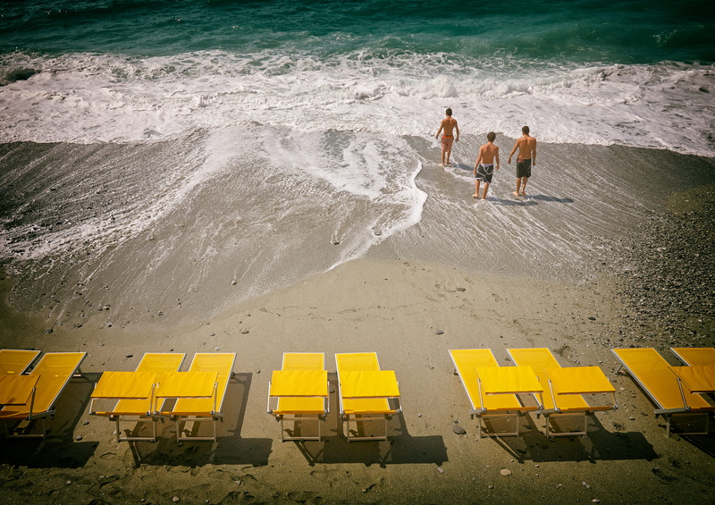 motion, 2K, italy, monterosso al mare, walking, people, real people, two people, sunbed, person, three, tarmac, asphalt, furniture, holiday, lifestyles