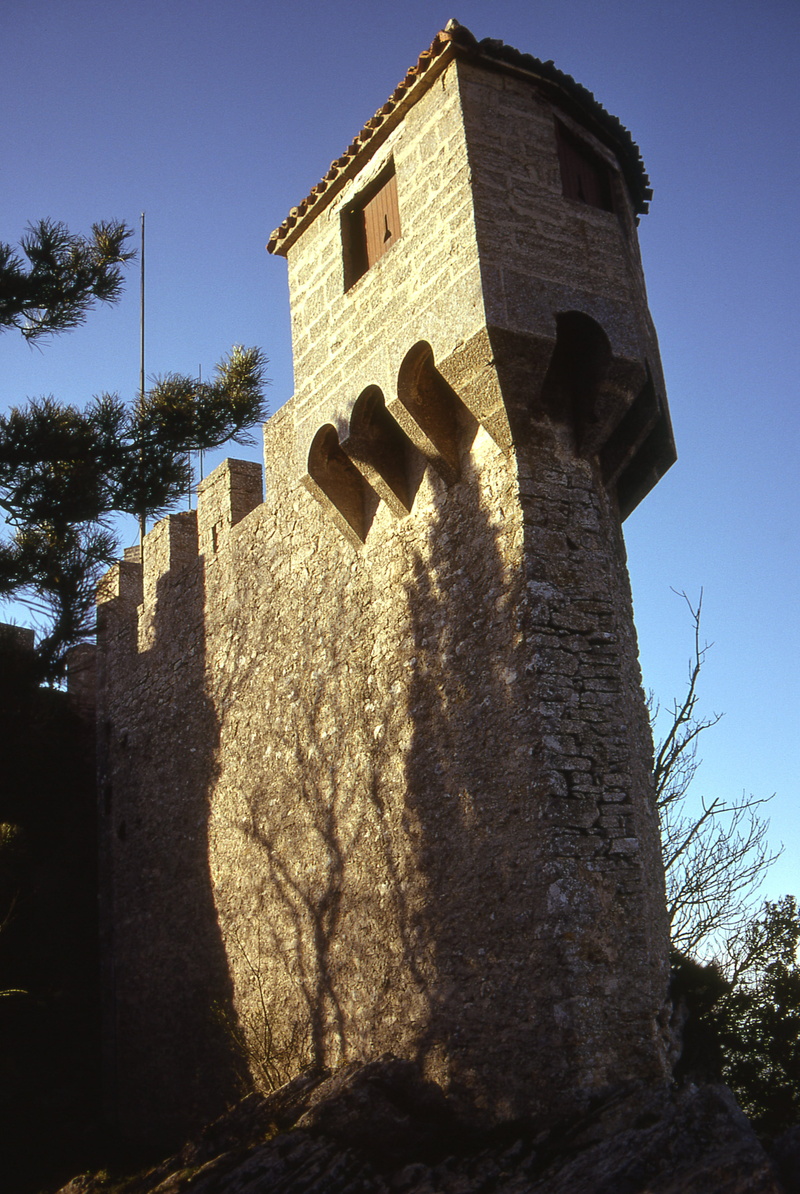 san marino, sky, tree, clear sky, belief, outdoors, day, building, low angle view, shadow, plant, architecture, 4K, place of worship, sunlight, nature
