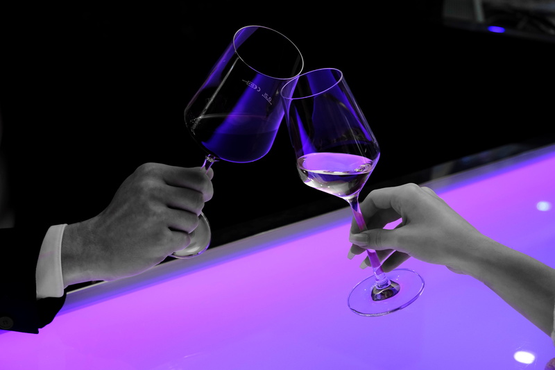 drinking, purple, nightlife, two, adult, wineglass, clear, beverages, partner, abut, hand, woman, refreshment, prost, hands, men, man, human body part