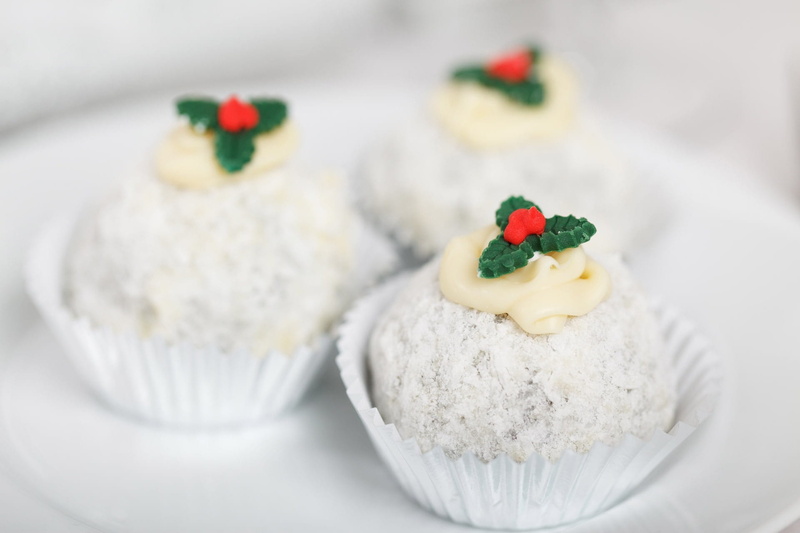 snack, traditional, cupcake, coated, powder, cake, focus on foreground, white, food and drink, photography, focus, sweet, treat, no people, decoration