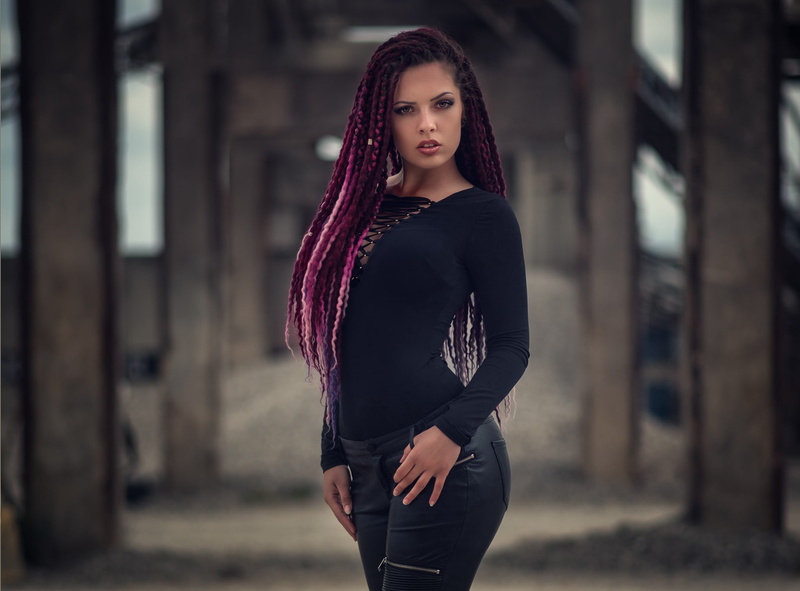 front view, standing, three quarter length, real people, hair, built structure, lifestyles, one person, beautiful woman, long hair, 1080P, adult, outdoors