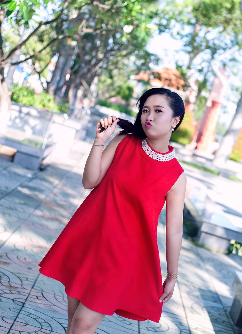 scenery, outdoors, 1080P, hairstyle, adult, green, one person, fashion, women, adults only, leisure activity, three quarter length, collage, Vietnam, red